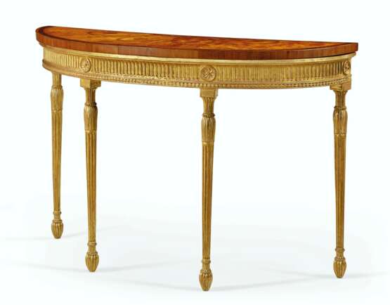 A GEORGE III GILTWOOD, SATINWOOD AND MARQUETRY D-SHAPED SIDE TABLE - Foto 2