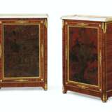 Lacroix, R.. A PAIR OF LOUIS XVI ORMOLU-MOUNTED RED AND POLYCRHOME-JAPANNED AND CHINESE LACQUER, BOIS SATINE AND AMARANTH MEUBLES D'APPUI - Foto 1