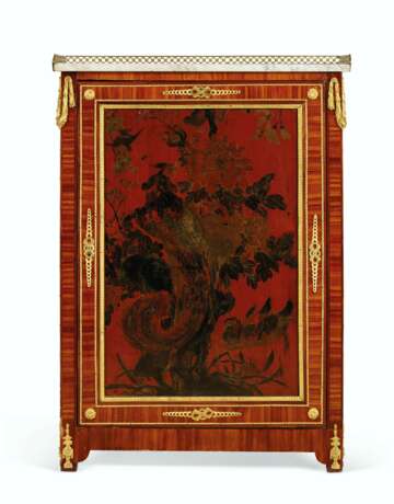 Lacroix, R.. A PAIR OF LOUIS XVI ORMOLU-MOUNTED RED AND POLYCRHOME-JAPANNED AND CHINESE LACQUER, BOIS SATINE AND AMARANTH MEUBLES D'APPUI - Foto 2