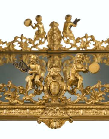 A LARGE FRENCH TROUBADOUR STYLE ORMOLU AND MIRRORED THREE-PIECE SURTOUT DE TABLE - Foto 2