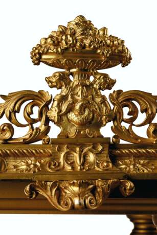 A LARGE FRENCH TROUBADOUR STYLE ORMOLU AND MIRRORED THREE-PIECE SURTOUT DE TABLE - фото 3
