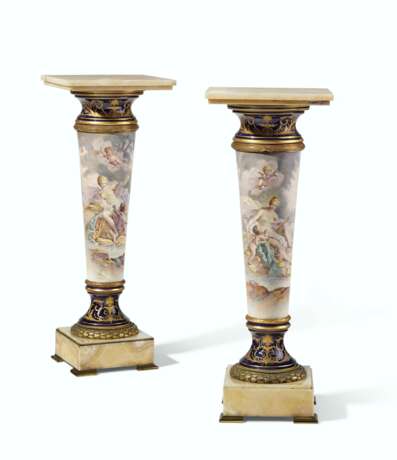 A PAIR OF ORMOLU AND ONYX MOUNTED COBALT-BLUE GROUND SEVRES STYLE PORCELAIN PEDESTALS - Foto 1