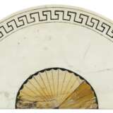 A PAIR OF ITALIAN WHITE AND SIENA MARBLE DEMI-LUNE TABLES - Foto 3