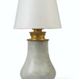 Caldwell, Edward F.. A LARGE AMERICAN GILT-BRONZE AND CHINESE CELADON CRACKLE GLAZE PORCELAIN TABLE LAMP - Foto 1