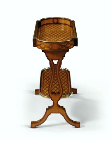 A FRENCH BRASS-MOUNTED AMARANTH AND SYCAMORE PARQUETRY TRICOTEUSE - фото 3