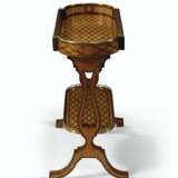 A FRENCH BRASS-MOUNTED AMARANTH AND SYCAMORE PARQUETRY TRICOTEUSE - Foto 3