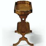 A FRENCH BRASS-MOUNTED AMARANTH AND SYCAMORE PARQUETRY TRICOTEUSE - Foto 5
