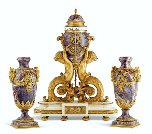 A FINE FRENCH ORMOLU-MOUNTED AMETHYST AND WHITE MARBLE THREE-PIECE CLOCK GARNITURE - Foto 2