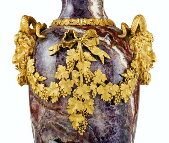 A FINE FRENCH ORMOLU-MOUNTED AMETHYST AND WHITE MARBLE THREE-PIECE CLOCK GARNITURE - фото 5
