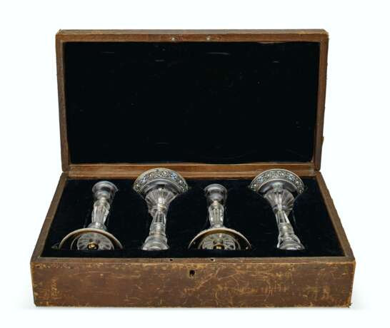 A SET OF FOUR AUSTRIAN SILVER-GILT AND ENAMEL-MOUNTED ROCK CRYSTAL CANDLESTICKS - Foto 2