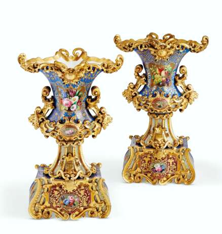 A PAIR OF JACOB PETIT PORCELAIN BLUE AND CLARET GROUND VASES ON FIXED STANDS - фото 1