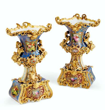 A PAIR OF JACOB PETIT PORCELAIN BLUE AND CLARET GROUND VASES ON FIXED STANDS - photo 2
