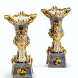 A PAIR OF JACOB PETIT PORCELAIN BLUE AND CLARET GROUND VASES ON FIXED STANDS - Foto 3