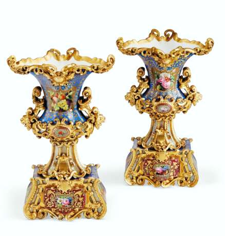 A PAIR OF JACOB PETIT PORCELAIN BLUE AND CLARET GROUND VASES ON FIXED STANDS - фото 4