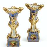 A PAIR OF JACOB PETIT PORCELAIN BLUE AND CLARET GROUND VASES ON FIXED STANDS - фото 5