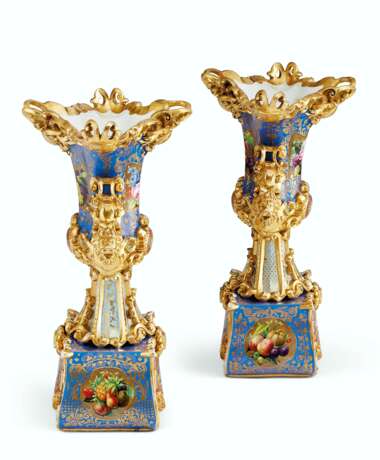 A PAIR OF JACOB PETIT PORCELAIN BLUE AND CLARET GROUND VASES ON FIXED STANDS - Foto 5