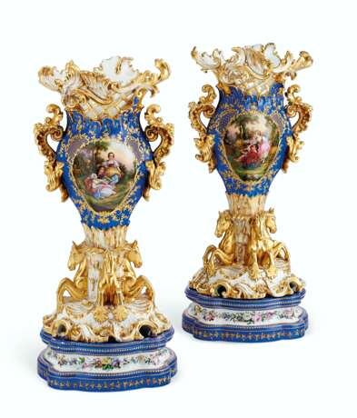 A PAIR OF JACOB PETIT PORCELAIN BLUE AND GOLD GROUND RETICULATED VASES ON STANDS - Foto 1