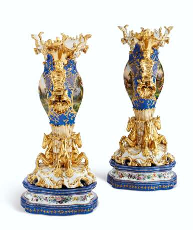 A PAIR OF JACOB PETIT PORCELAIN BLUE AND GOLD GROUND RETICULATED VASES ON STANDS - фото 2