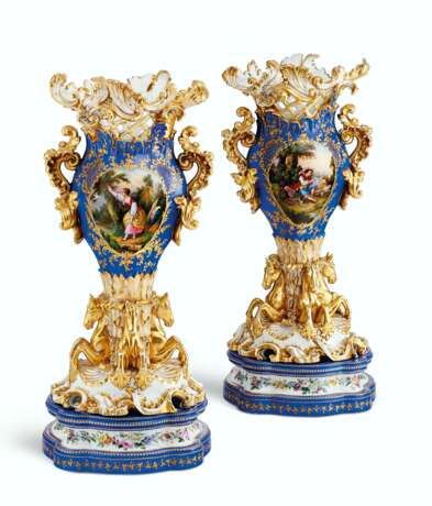 A PAIR OF JACOB PETIT PORCELAIN BLUE AND GOLD GROUND RETICULATED VASES ON STANDS - фото 3