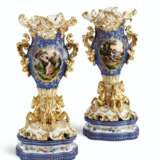 A PAIR OF JACOB PETIT PORCELAIN BLUE AND GOLD GROUND RETICULATED VASES ON STANDS - photo 3