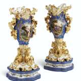 A PAIR OF JACOB PETIT PORCELAIN BLUE AND GOLD GROUND RETICULATED VASES ON STANDS - Foto 4