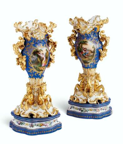 A PAIR OF JACOB PETIT PORCELAIN BLUE AND GOLD GROUND RETICULATED VASES ON STANDS - фото 4