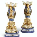 A PAIR OF JACOB PETIT PORCELAIN BLUE AND GOLD GROUND RETICULATED VASES ON STANDS - фото 5