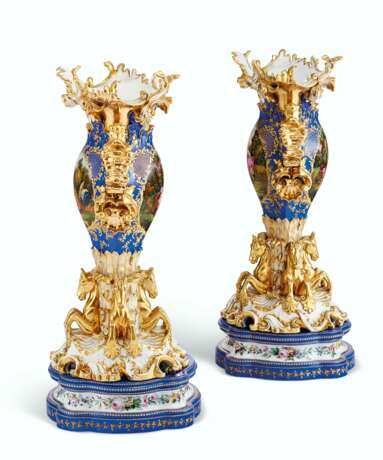 A PAIR OF JACOB PETIT PORCELAIN BLUE AND GOLD GROUND RETICULATED VASES ON STANDS - Foto 5