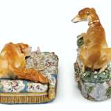 TWO JACOB PETIT PORCELAIN WARES MODELED WITH HOUNDS - photo 3