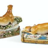 TWO JACOB PETIT PORCELAIN WARES MODELED WITH HOUNDS - Foto 4