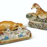 TWO JACOB PETIT PORCELAIN WARES MODELED WITH HOUNDS - Foto 5