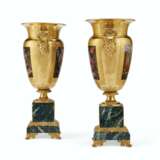 A PAIR JACOB PETIT PORCELAIN GOLD AND FAUX JASPER GROUND VASES ON FIXED STANDS - Foto 2
