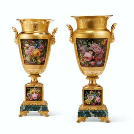 A PAIR JACOB PETIT PORCELAIN GOLD AND FAUX JASPER GROUND VASES ON FIXED STANDS - фото 3