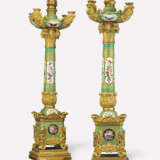A PAIR OF JACOB PETIT PORCELAIN GREEN-GROUND CANDELABRA - фото 1