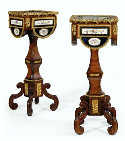 A PAIR OF ORMOLU AND SEVRES STYLE PORCELAIN-MOUNTED TULIPWOOD JARDINIÈRES - Foto 1