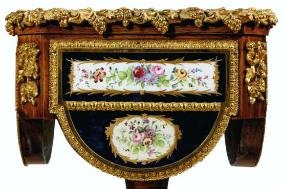 A PAIR OF ORMOLU AND SEVRES STYLE PORCELAIN-MOUNTED TULIPWOOD JARDINIÈRES - Foto 2