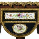 A PAIR OF ORMOLU AND SEVRES STYLE PORCELAIN-MOUNTED TULIPWOOD JARDINIÈRES - Foto 2