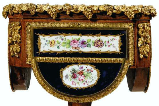 A PAIR OF ORMOLU AND SEVRES STYLE PORCELAIN-MOUNTED TULIPWOOD JARDINIÈRES - Foto 3
