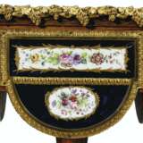 A PAIR OF ORMOLU AND SEVRES STYLE PORCELAIN-MOUNTED TULIPWOOD JARDINIÈRES - Foto 3
