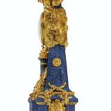 A FINE FRENCH ORMOLU-MOUNTED LAPIS LAZULI AND BLOODSTONE MANTLE CLOCK - Foto 2