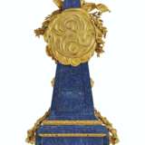 A FINE FRENCH ORMOLU-MOUNTED LAPIS LAZULI AND BLOODSTONE MANTLE CLOCK - Foto 3