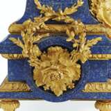 A FINE FRENCH ORMOLU-MOUNTED LAPIS LAZULI AND BLOODSTONE MANTLE CLOCK - фото 5