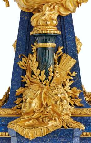 A FINE FRENCH ORMOLU-MOUNTED LAPIS LAZULI AND BLOODSTONE MANTLE CLOCK - Foto 6