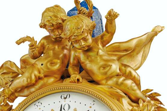 A FINE FRENCH ORMOLU-MOUNTED LAPIS LAZULI AND BLOODSTONE MANTLE CLOCK - фото 7