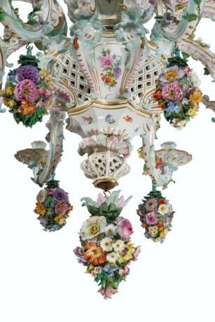 Meissen Porcelain Factory. A MEISSEN PORCELAIN FLOWER-ENCRUSTED TWELVE-LIGHT CHANDELIER - Foto 3