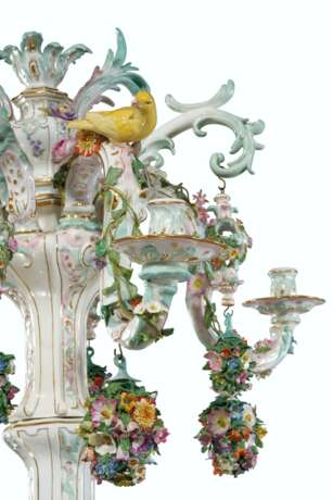 Meissen Porcelain Factory. A MEISSEN PORCELAIN FLOWER-ENCRUSTED TWELVE-LIGHT CHANDELIER - Foto 4
