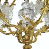 A FRENCH ORMOLU AND MOLDED GLASS THIRTY-ONE-LIGHT CHANDELIER - Foto 3