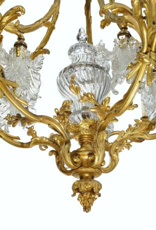 A FRENCH ORMOLU AND MOLDED GLASS THIRTY-ONE-LIGHT CHANDELIER - Foto 3