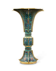 VASE EN BRONZE DORE ET EMAUX CLOISONNES, GU