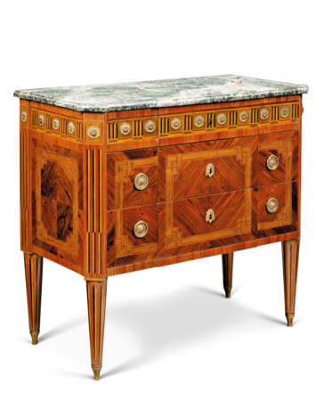 A NORTH ITALIAN REPOUSEE GILT-METAL-MOUNTED STAINED FRUITWOOD AND EBONY-INLAID TULIPWOOD AND KINGWOOD COMMODE - Foto 3